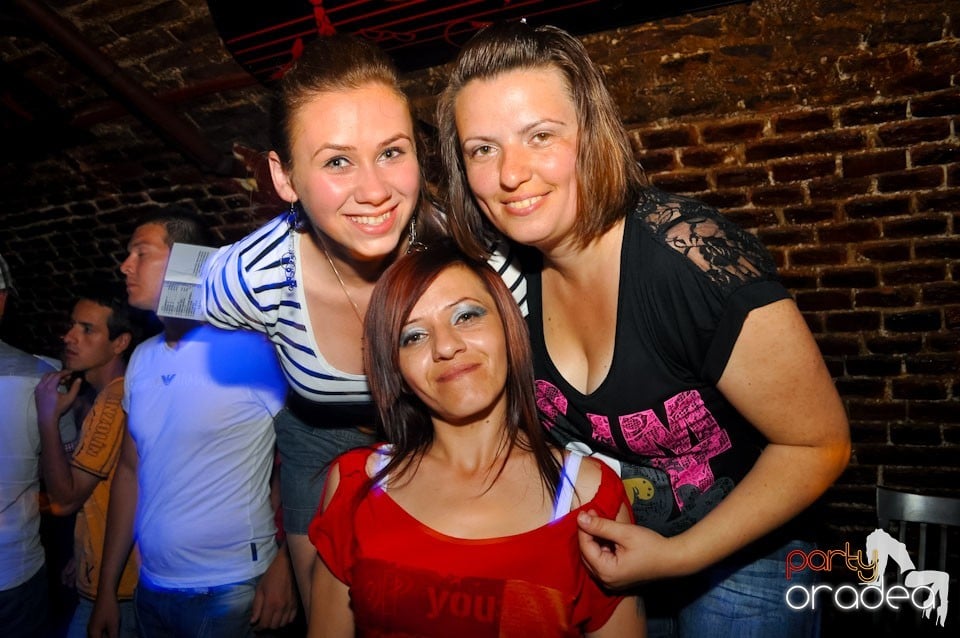 Sâmbătă noaptea în Club Escape,