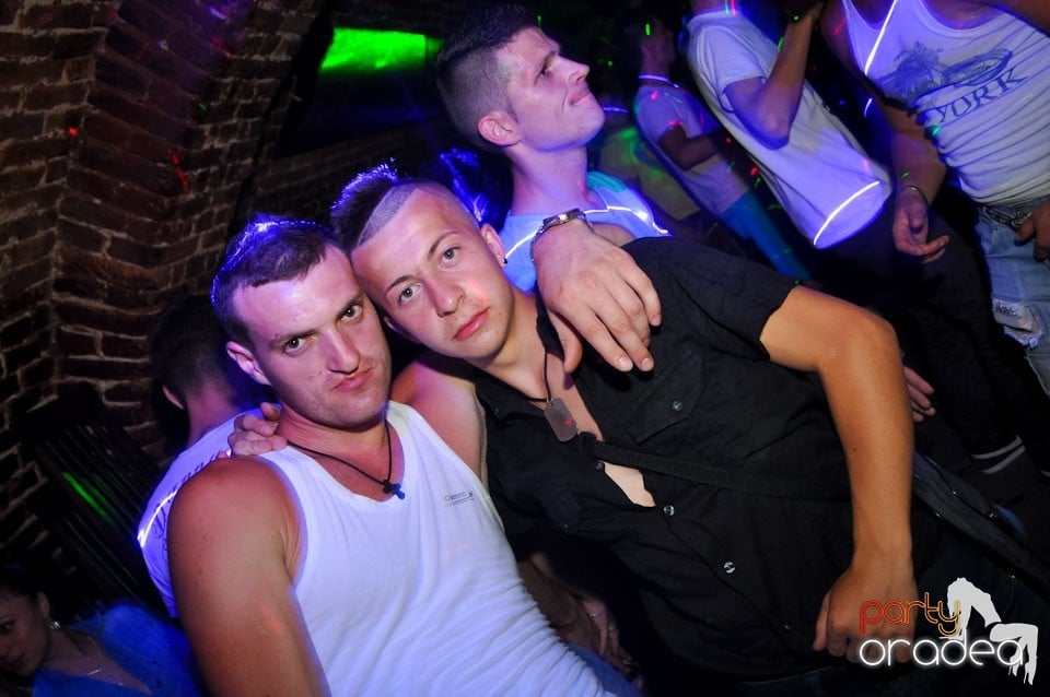 Sâmbătă noaptea în Club Escape,