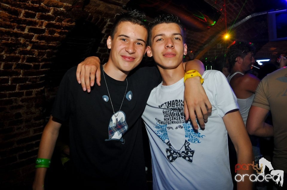 Sâmbătă noaptea în Club Escape,