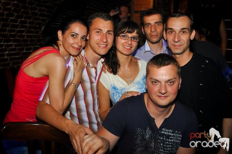 Sâmbătă noaptea în Club Escape,