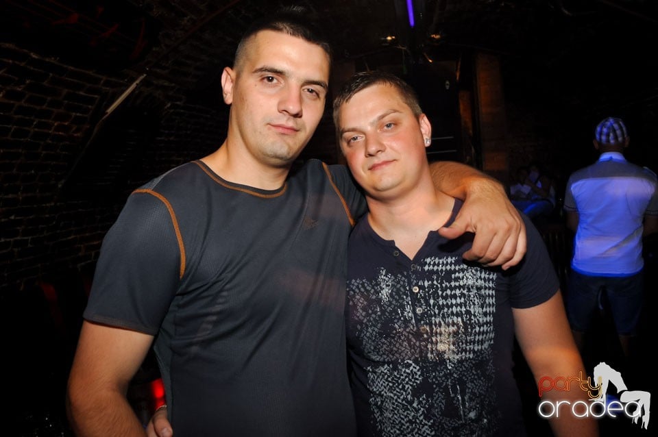 Sâmbătă noaptea în Club Escape,