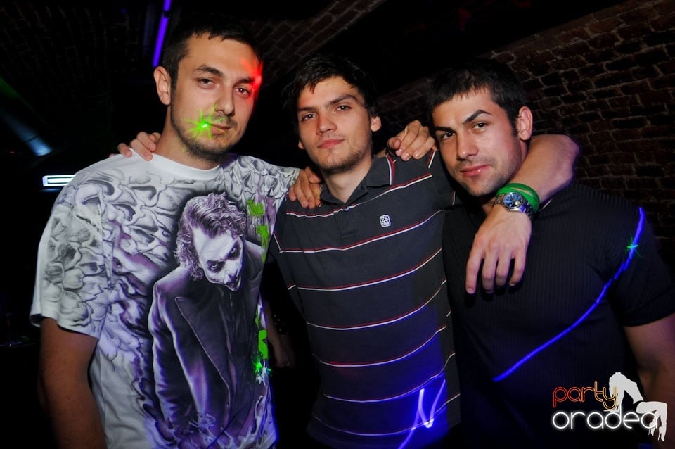 Sâmbătă noaptea în Club Escape,