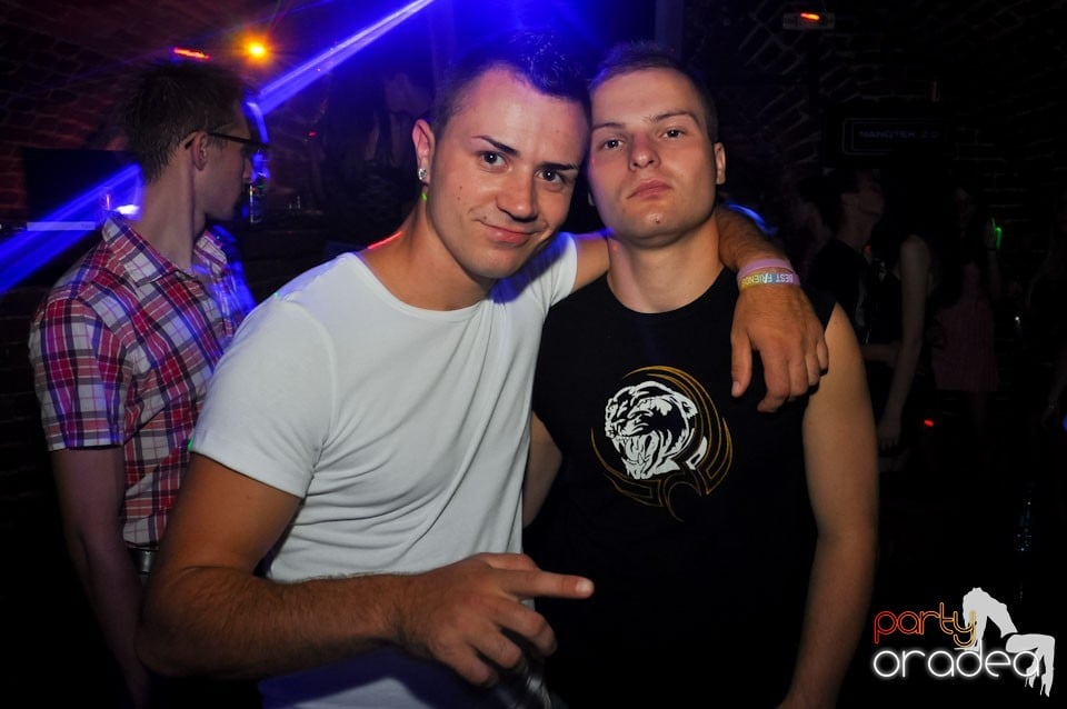 Sâmbătă noaptea în Club Escape,