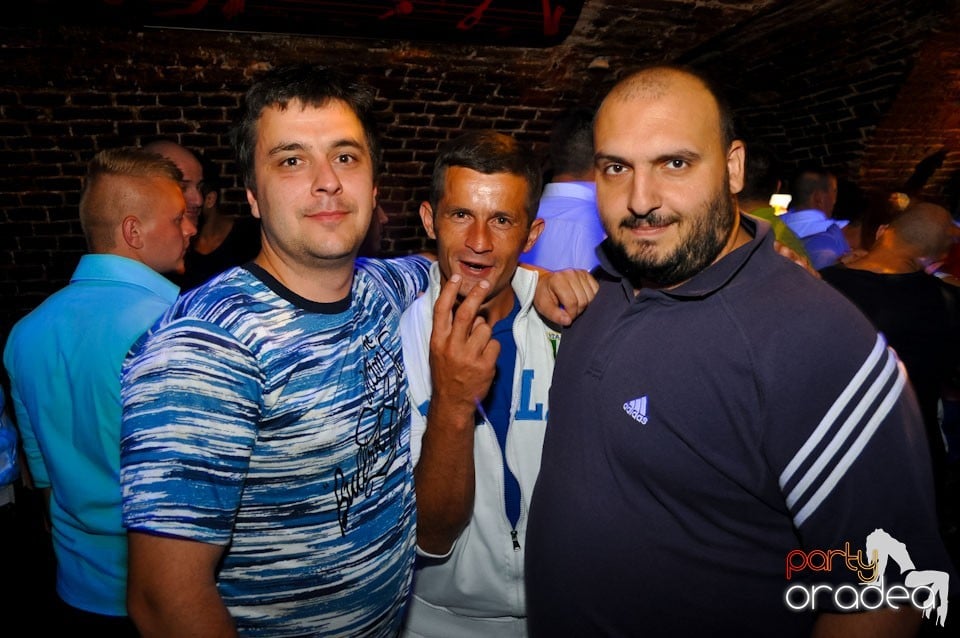 Sâmbătă noaptea în Club Escape,
