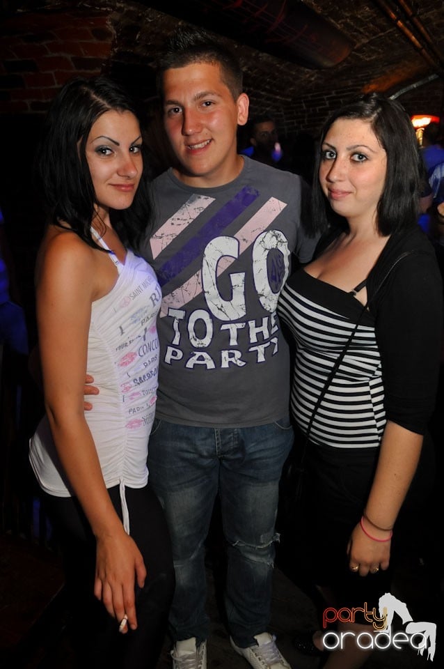 Sâmbătă noaptea în Club Escape,