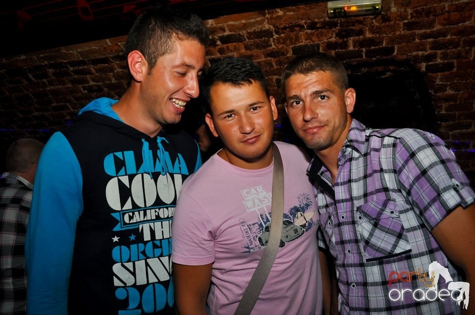 Sâmbătă noaptea în Club Escape,