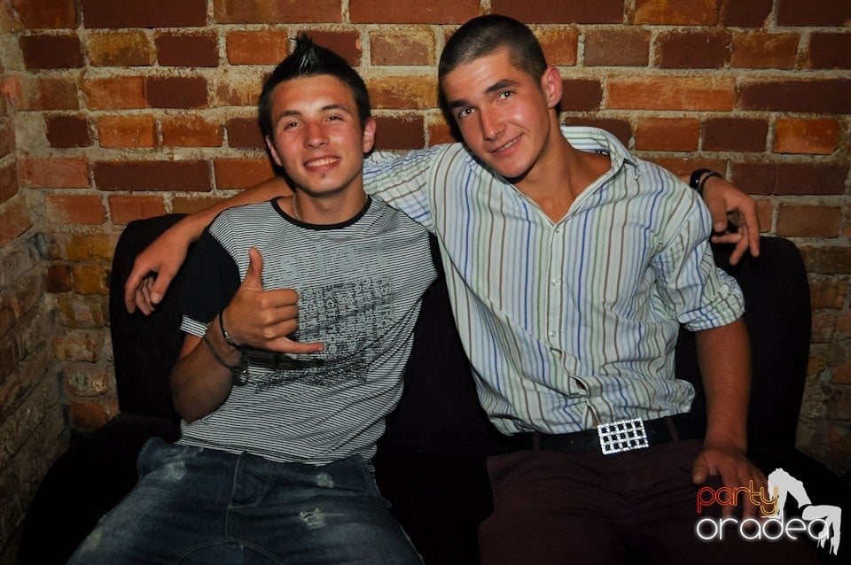 Sâmbătă noaptea în Club Escape,