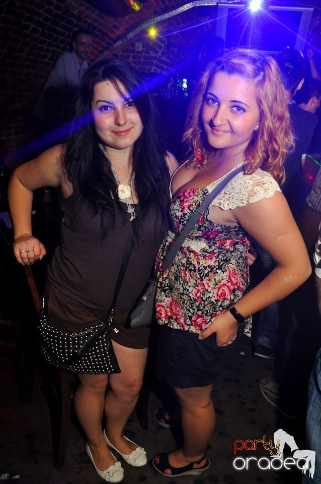 Sâmbătă noaptea în Club Escape,