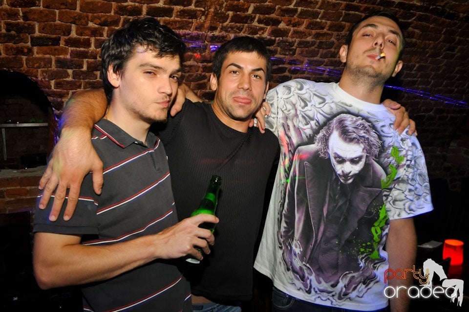 Sâmbătă noaptea în Club Escape,