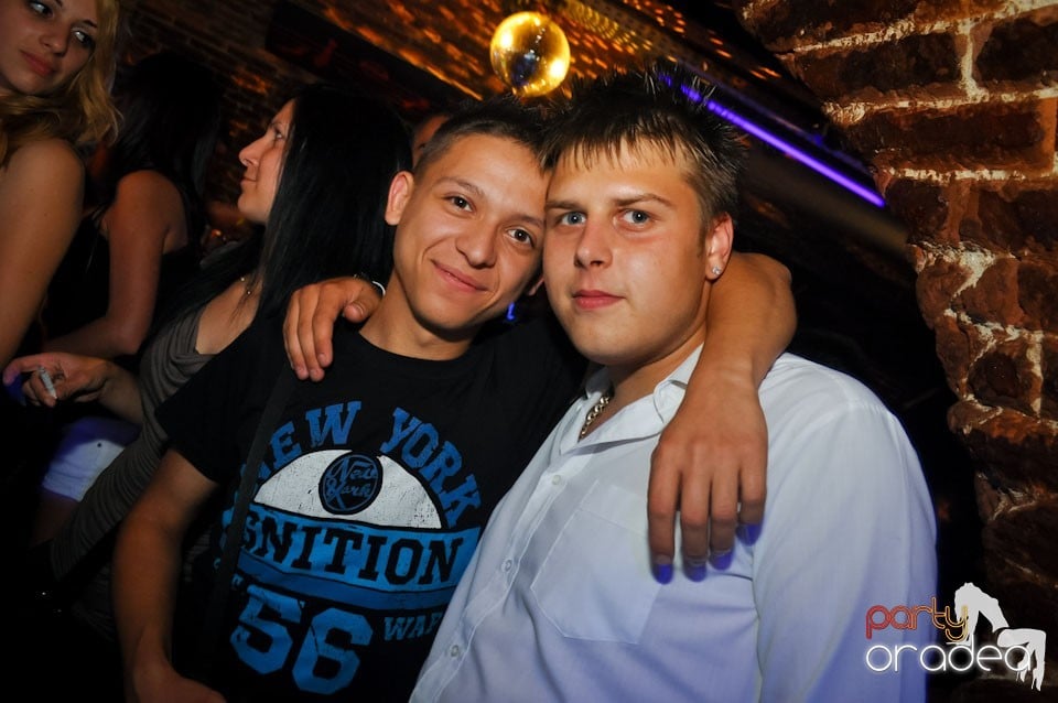 Sâmbătă noaptea în Club Escape,