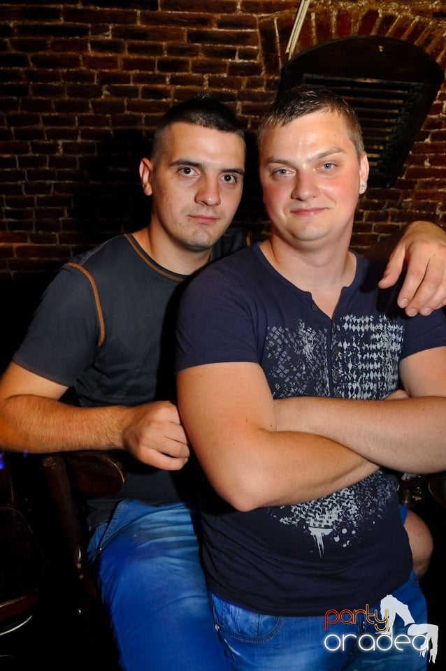 Sâmbătă noaptea în Club Escape,