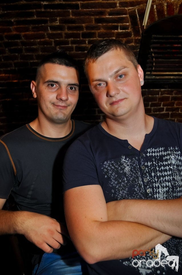 Sâmbătă noaptea în Club Escape,