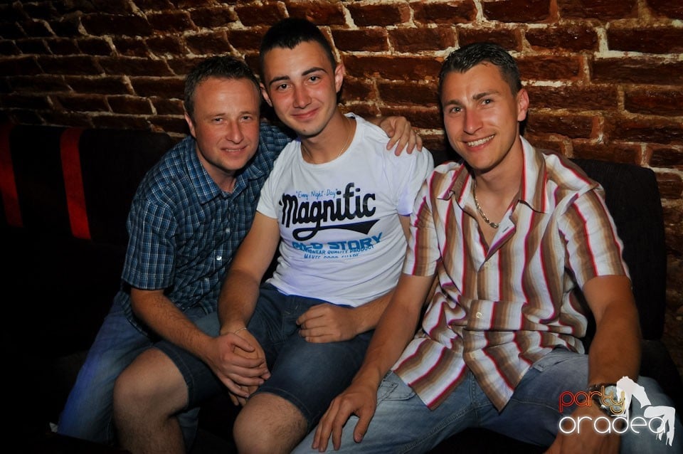 Sâmbătă noaptea în Club Escape,