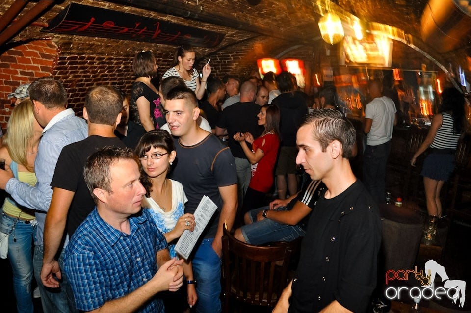 Sâmbătă noaptea în Club Escape,