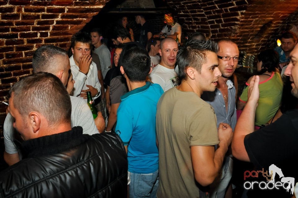 Sâmbătă noaptea în Club Escape,