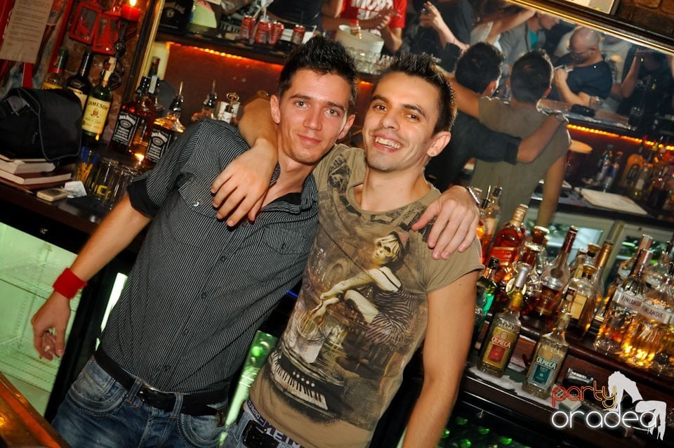 Sâmbătă noaptea în Club Escape,