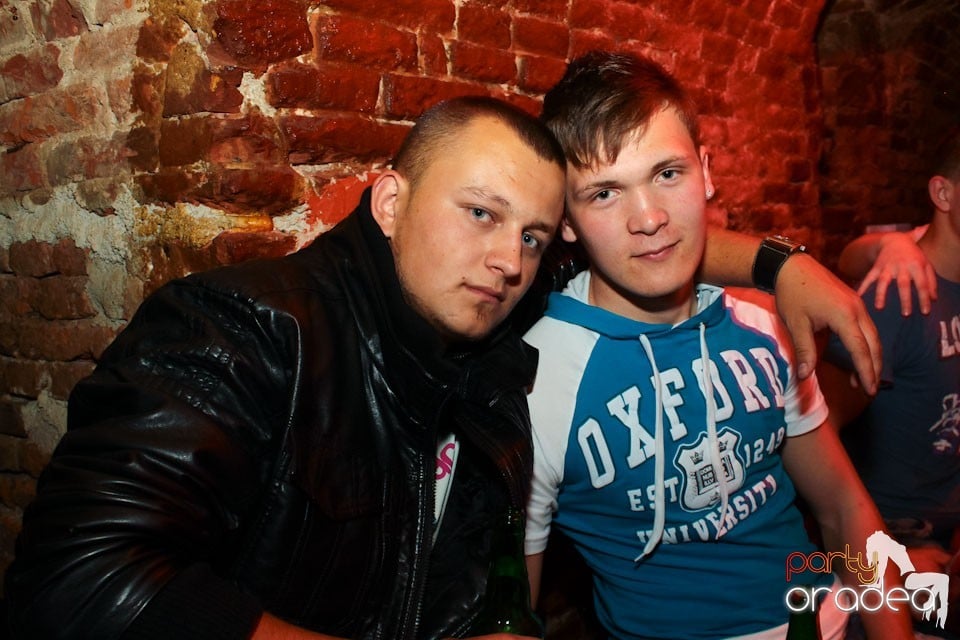 Sâmbătă noaptea în Club Escape,