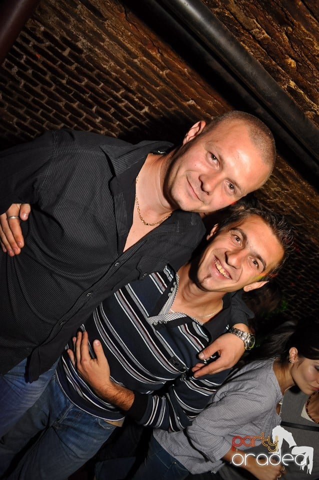 Sâmbătă noaptea în Club Escape,