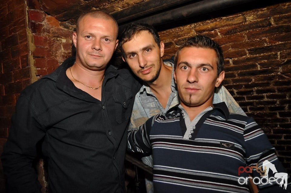 Sâmbătă noaptea în Club Escape,