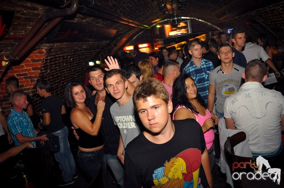 Sâmbătă noaptea în Club Escape,