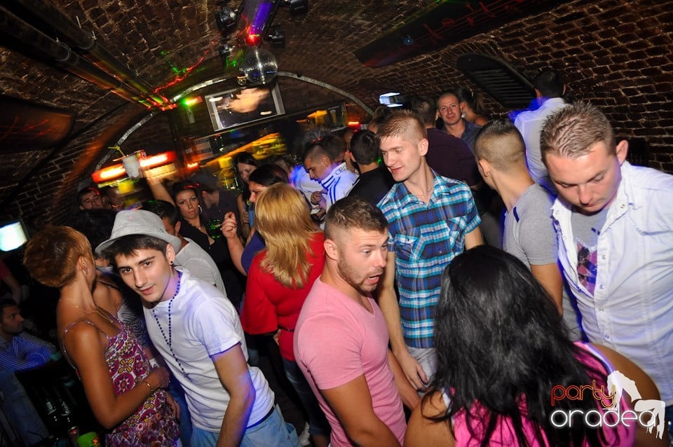 Sâmbătă noaptea în Club Escape,