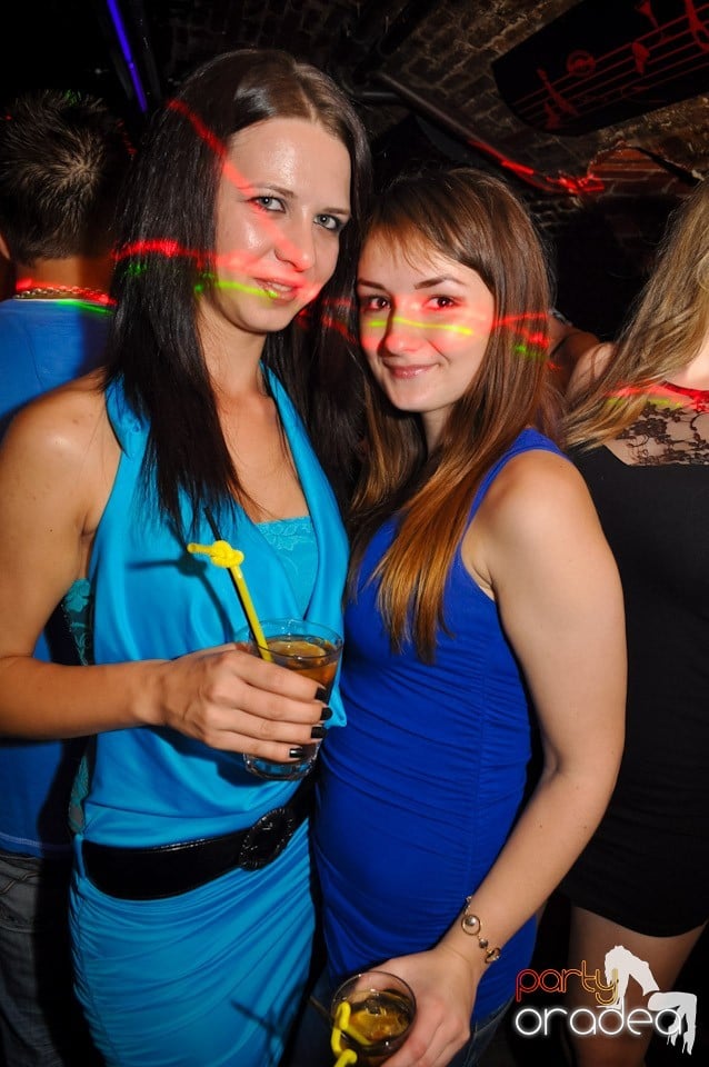 Sâmbătă noaptea în Club Escape,