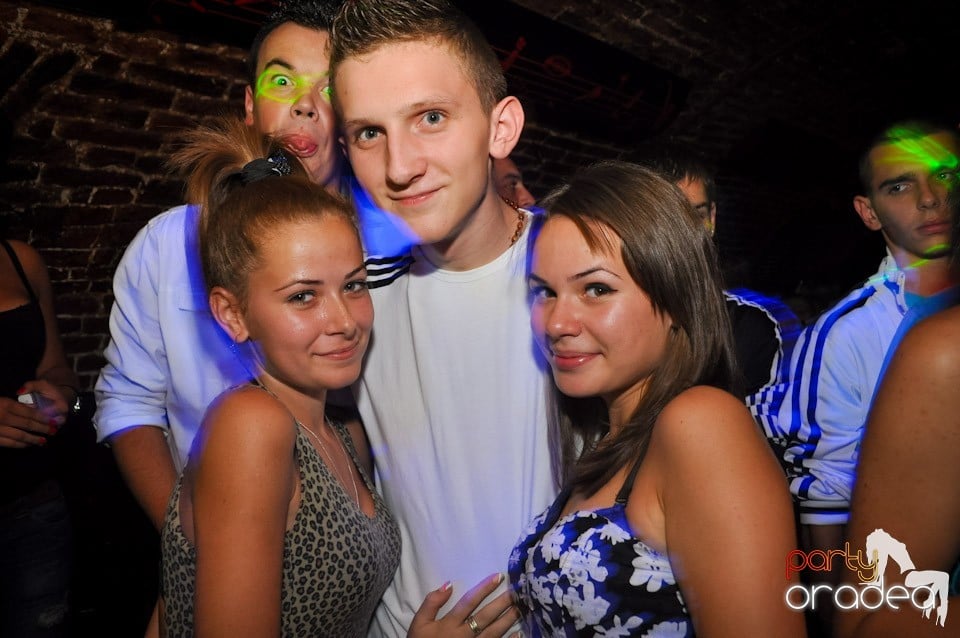 Sâmbătă noaptea în Club Escape,