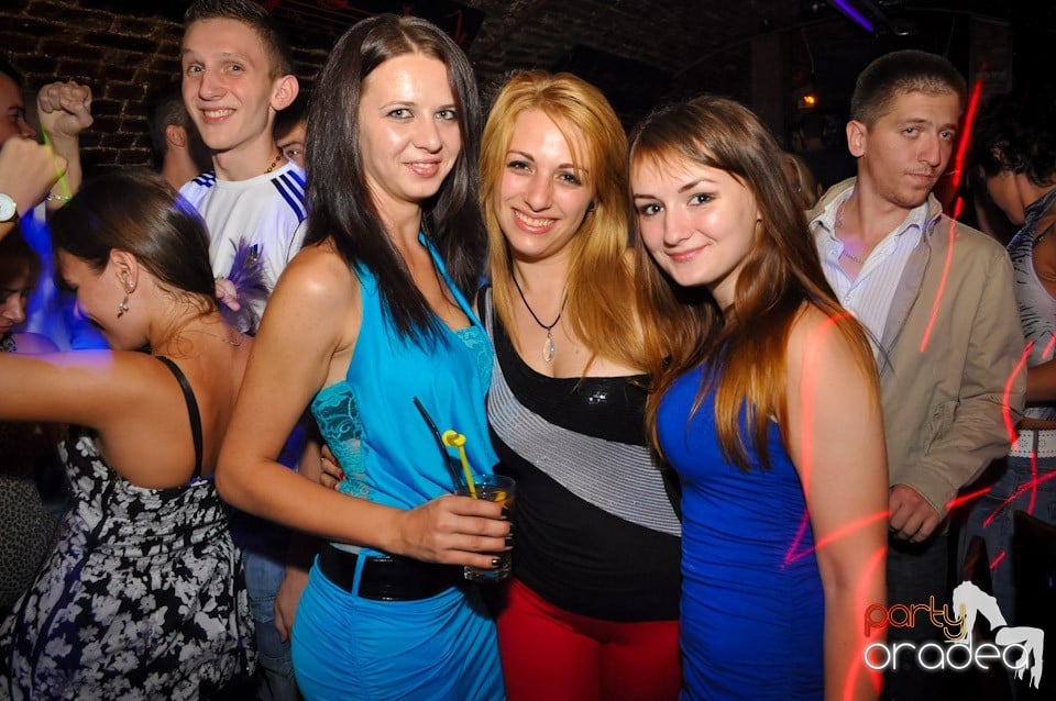 Sâmbătă noaptea în Club Escape,