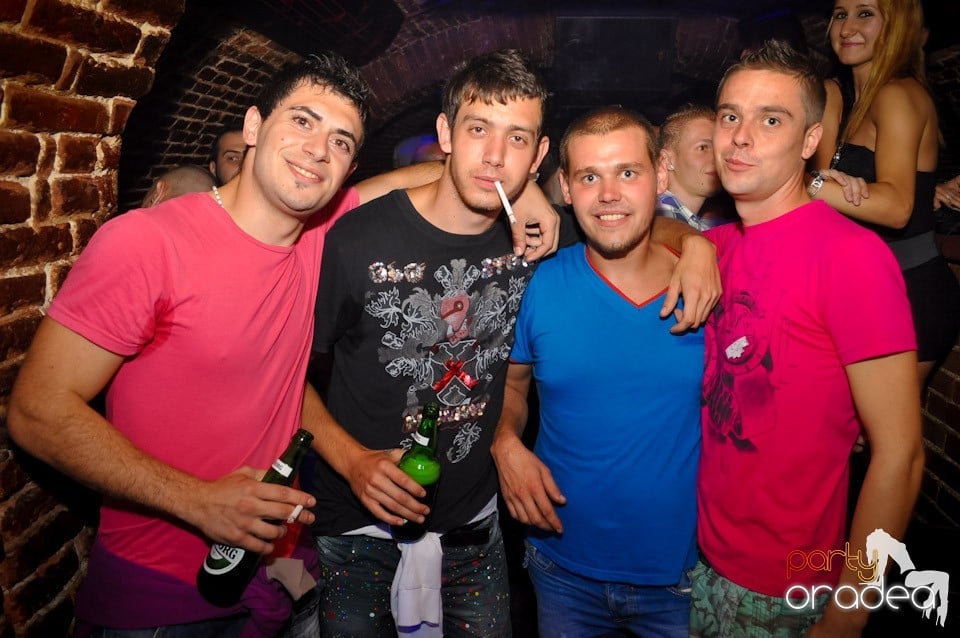 Sâmbătă noaptea în Club Escape,