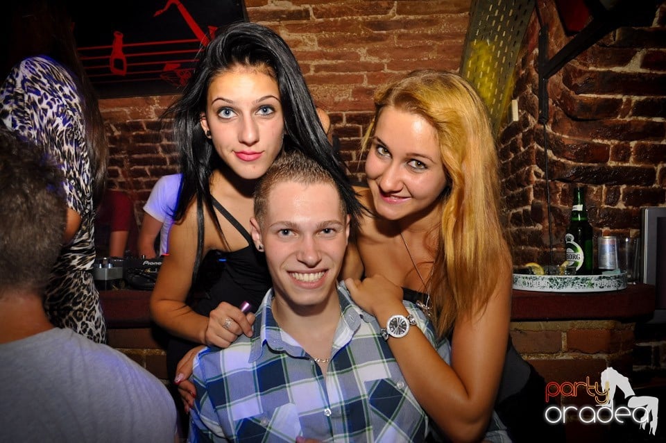 Sâmbătă noaptea în Club Escape,