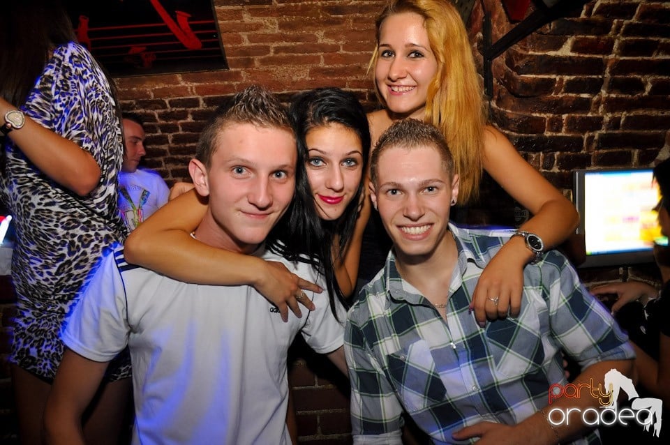 Sâmbătă noaptea în Club Escape,
