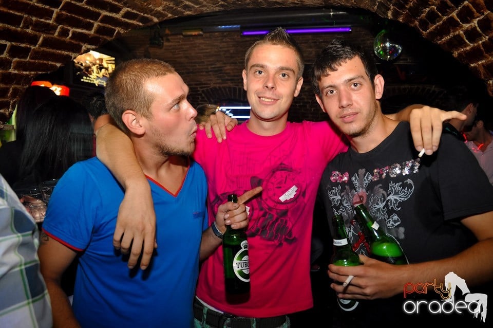 Sâmbătă noaptea în Club Escape,