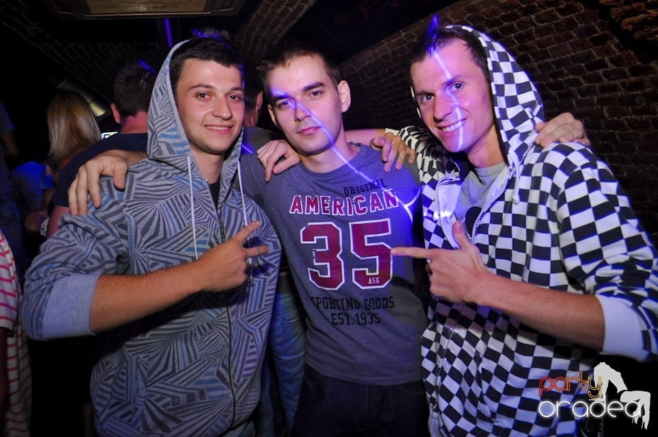 Sâmbătă noaptea în Club Escape,