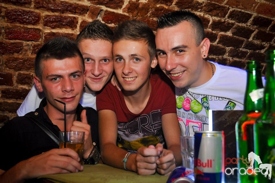 Sâmbătă noaptea în Club Escape,