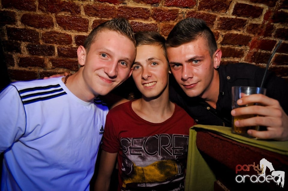 Sâmbătă noaptea în Club Escape,