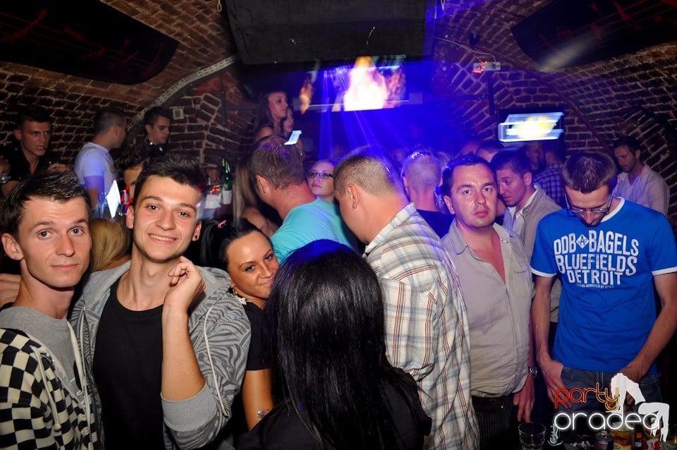 Sâmbătă noaptea în Club Escape,