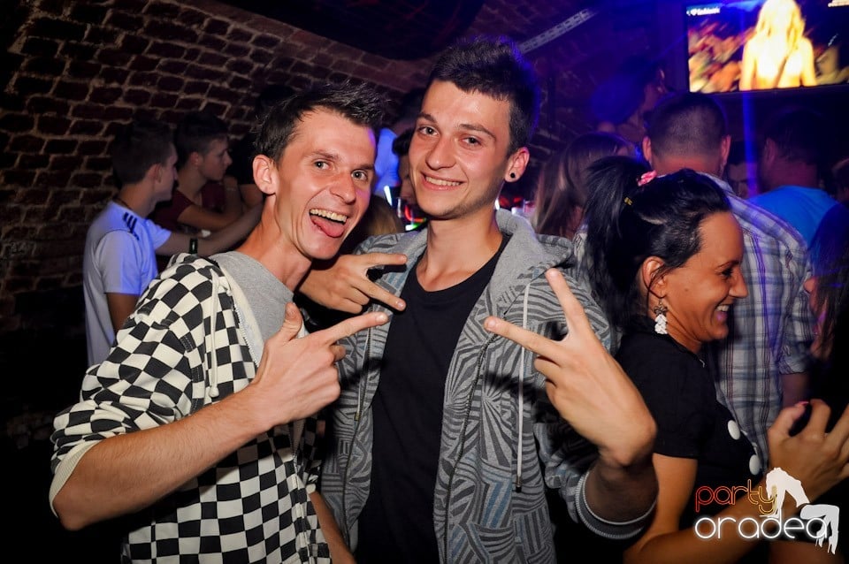 Sâmbătă noaptea în Club Escape,