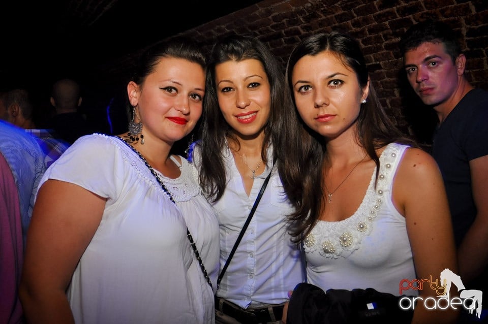 Sâmbătă noaptea în Club Escape,