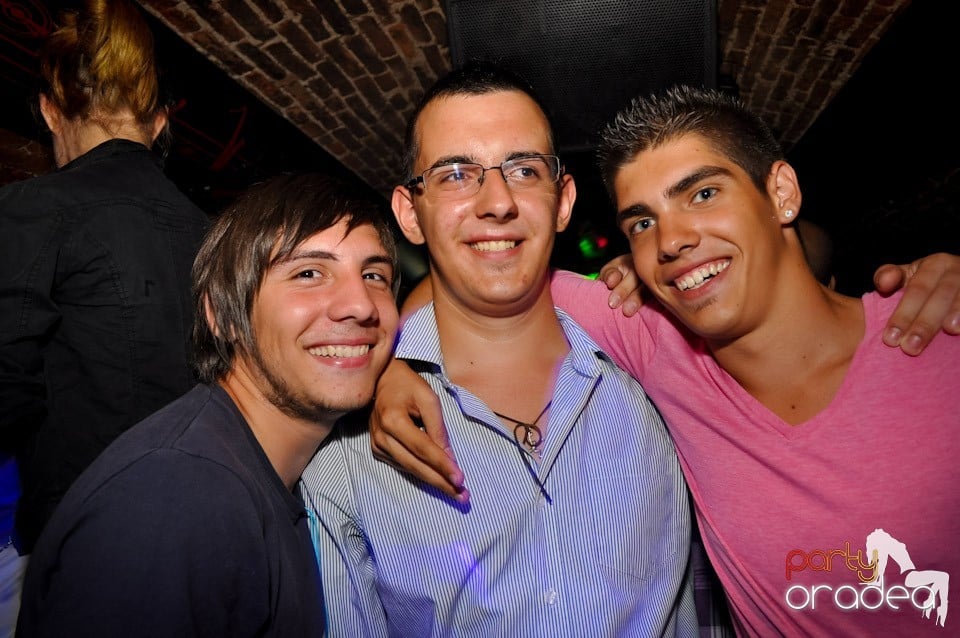 Sâmbătă noaptea în Club Escape,