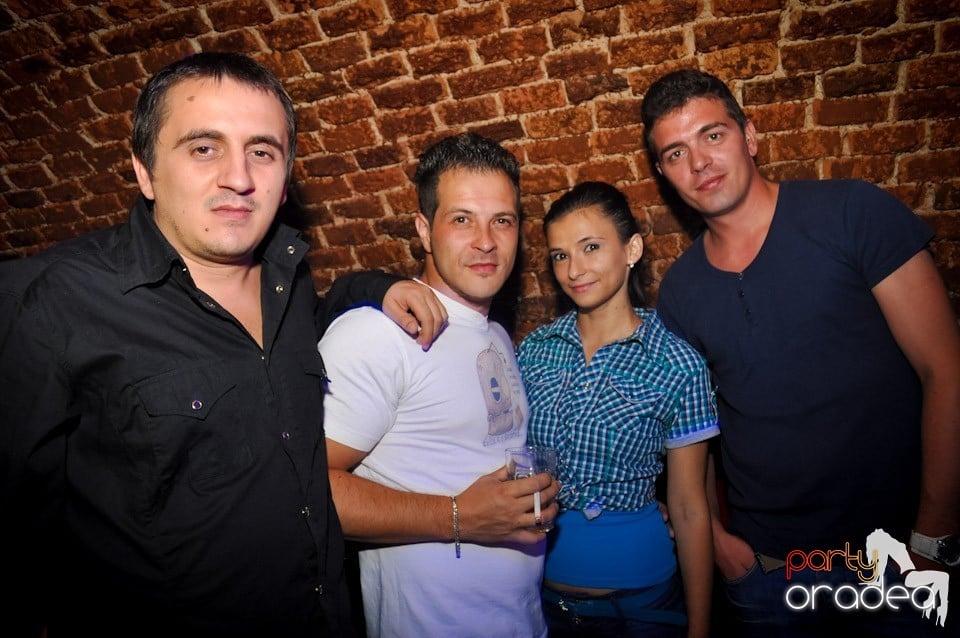 Sâmbătă noaptea în Club Escape,