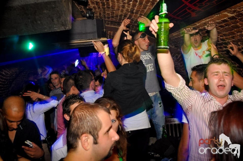 Sâmbătă noaptea în Club Escape,