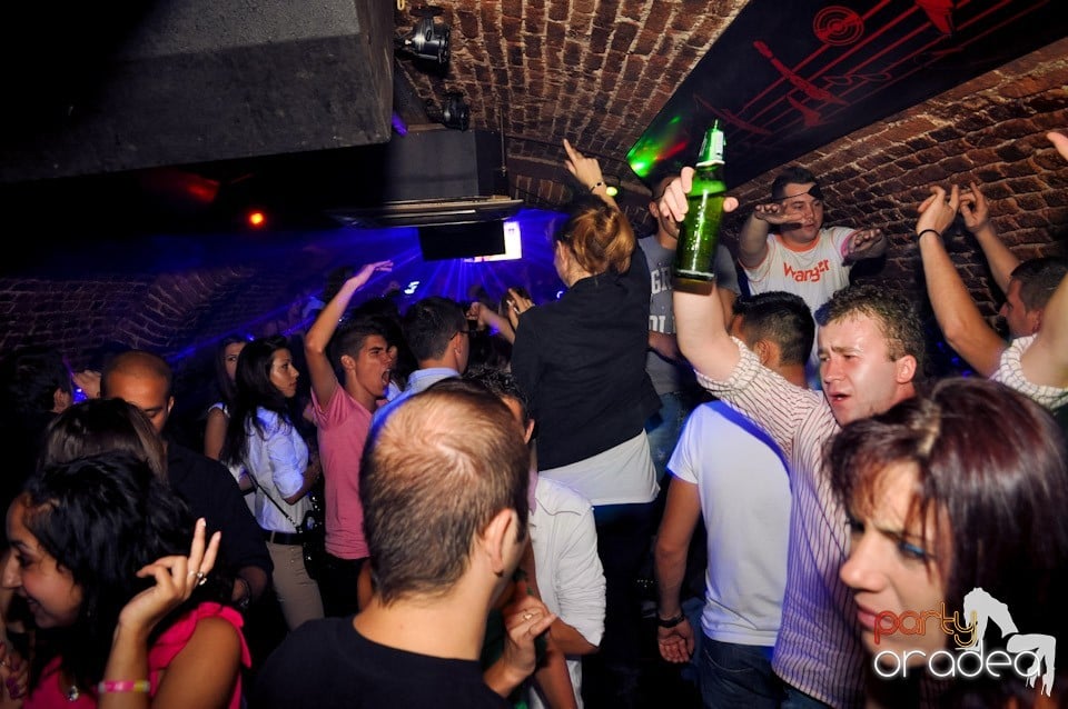 Sâmbătă noaptea în Club Escape,