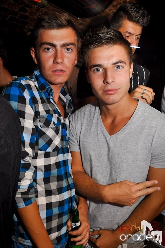 Sâmbătă noaptea în Club Escape,