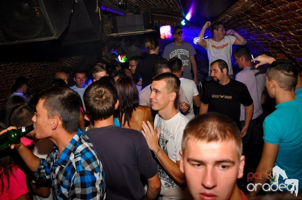 Sâmbătă noaptea în Club Escape,