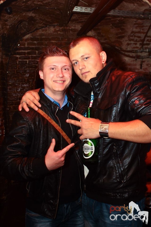 Sâmbătă noaptea în Club Escape,