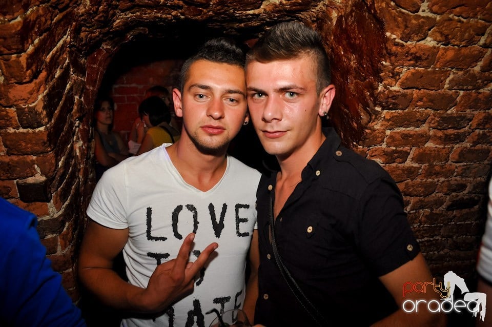 Sâmbătă noaptea în Club Escape,