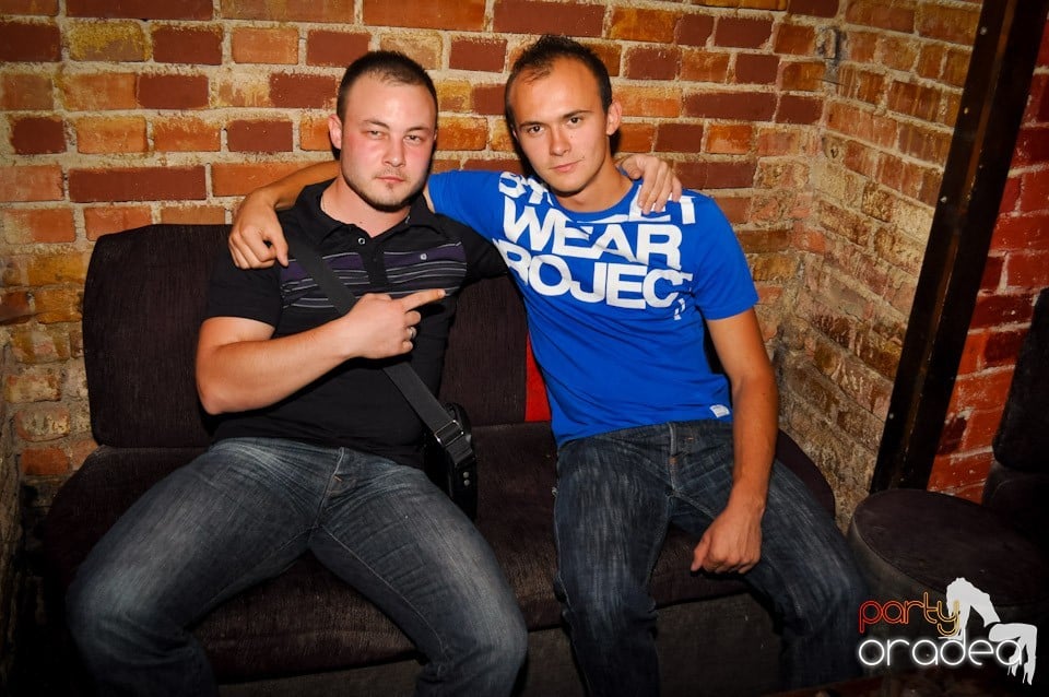 Sâmbătă noaptea în Club Escape,