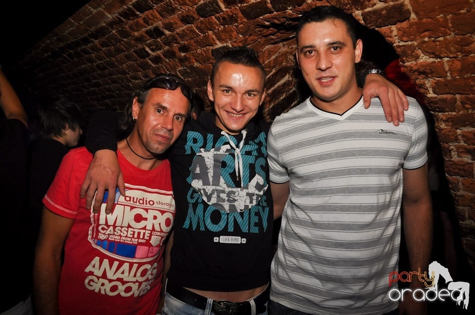 Sâmbătă noaptea în Club Escape,