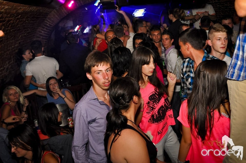 Sâmbătă noaptea în Club Escape,