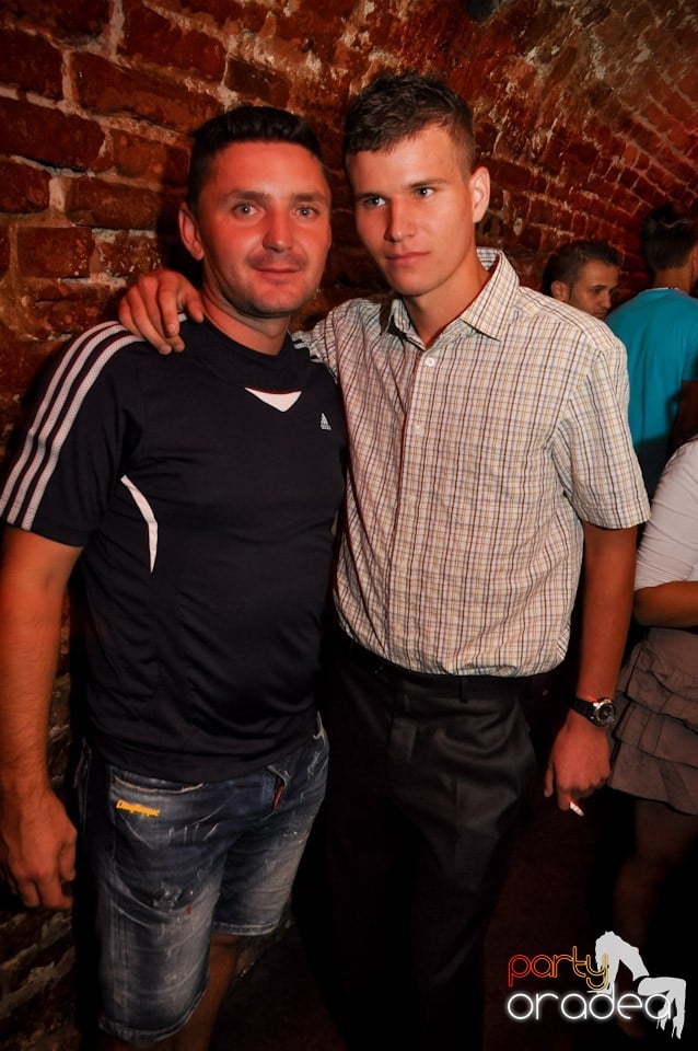 Sâmbătă noaptea în Club Escape,
